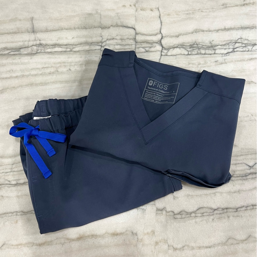 Men’s FIGS scrub set, sz S